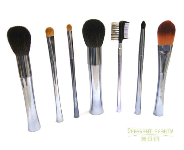 成套化妝刷中的每把刷子都有何特定用途？